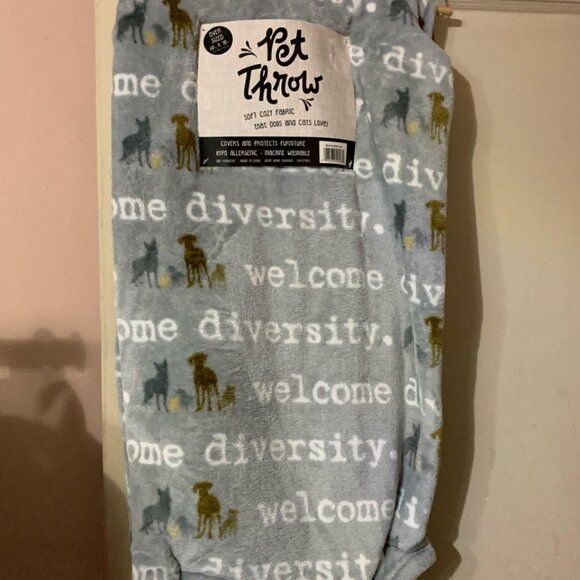 Oversized Pet throw "welcome Diversity" - Picture 1 of 3
